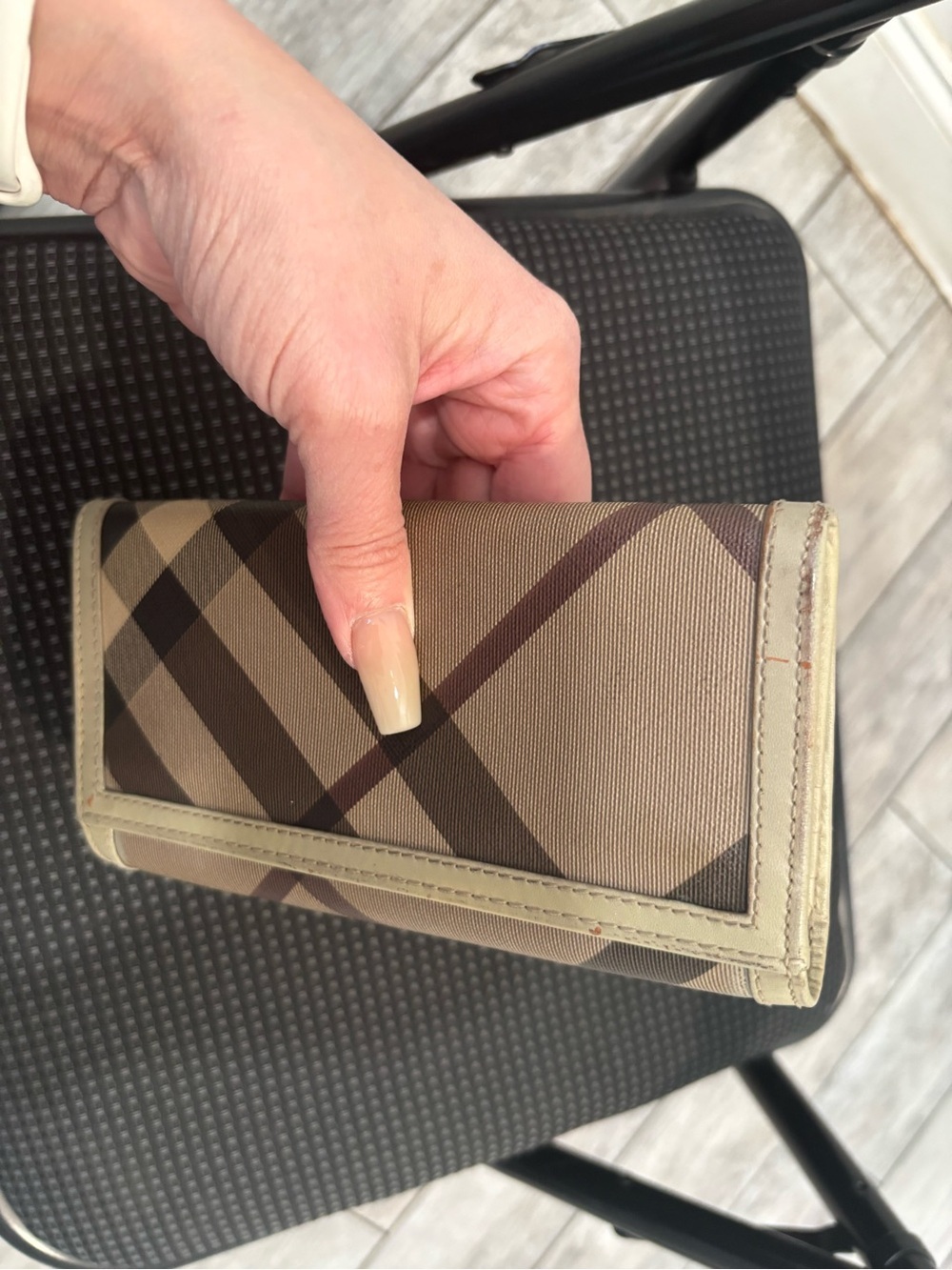 Authentic Burberry Beige Plaid Women's Wallet - Classic Check Design - Picture 6 of 10